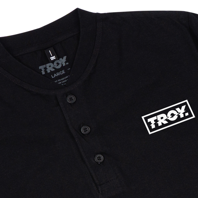 Troy Company Kaos Kerah Henley Lengan Pendek Hitam - Rettangolo Tshirt Henley Black KKD 2479