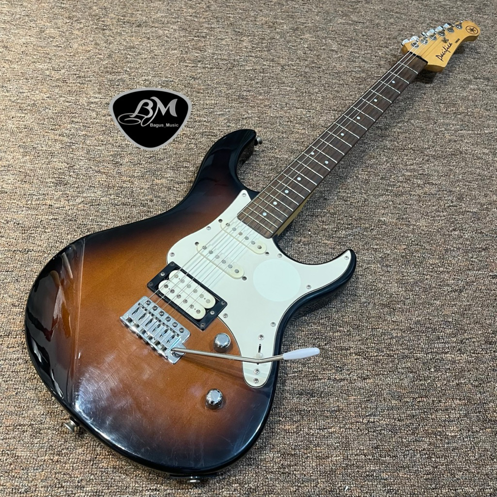 Gitar Yamaha Pacifica 112v