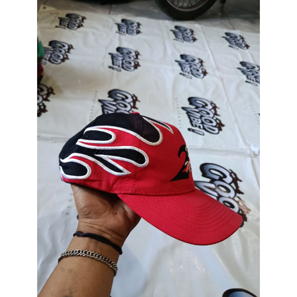 topi nascar flame