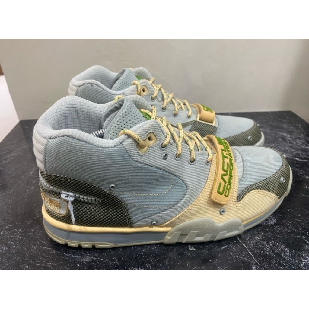Sepatu pria brand NIKE x Travis Scott Air Trainer 1 SP warna Grey size 44,5 /28,5 cm second original