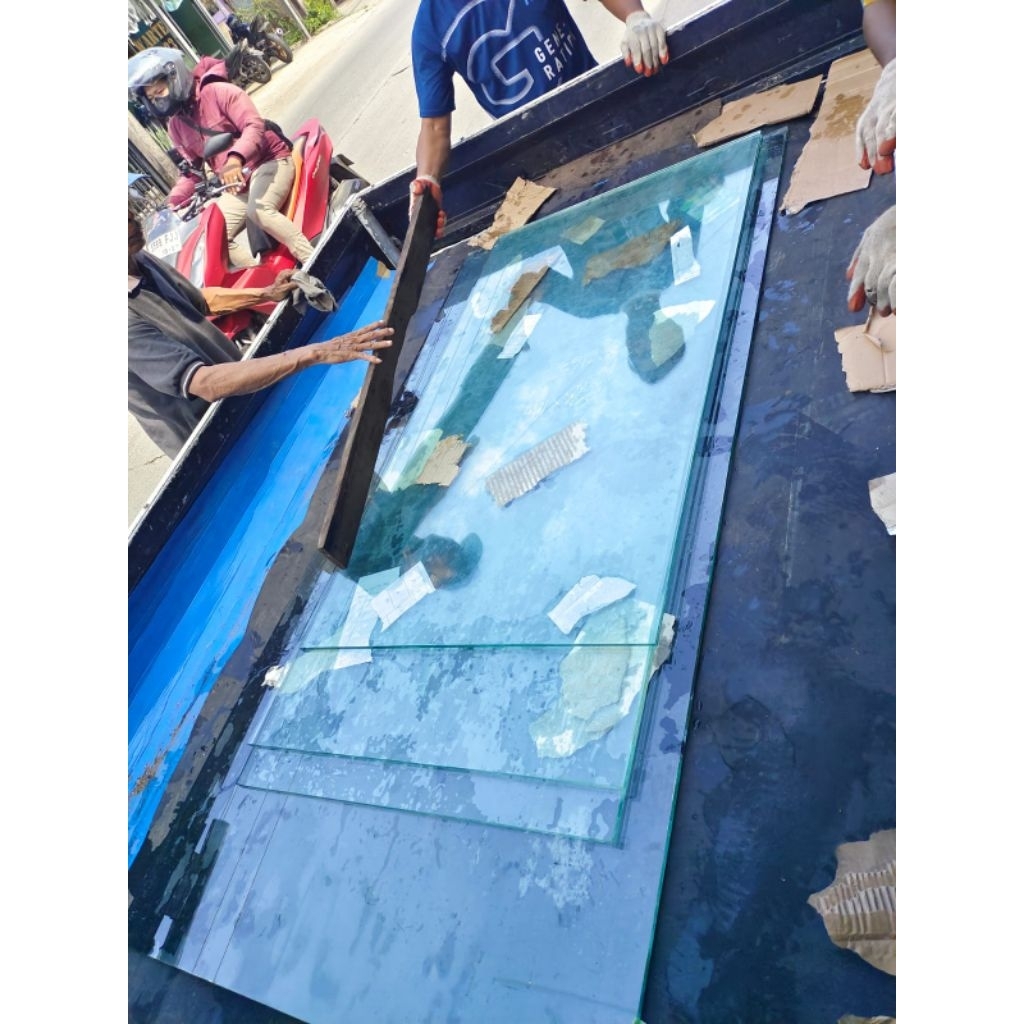 kaca 10mm 50x150 cm polos