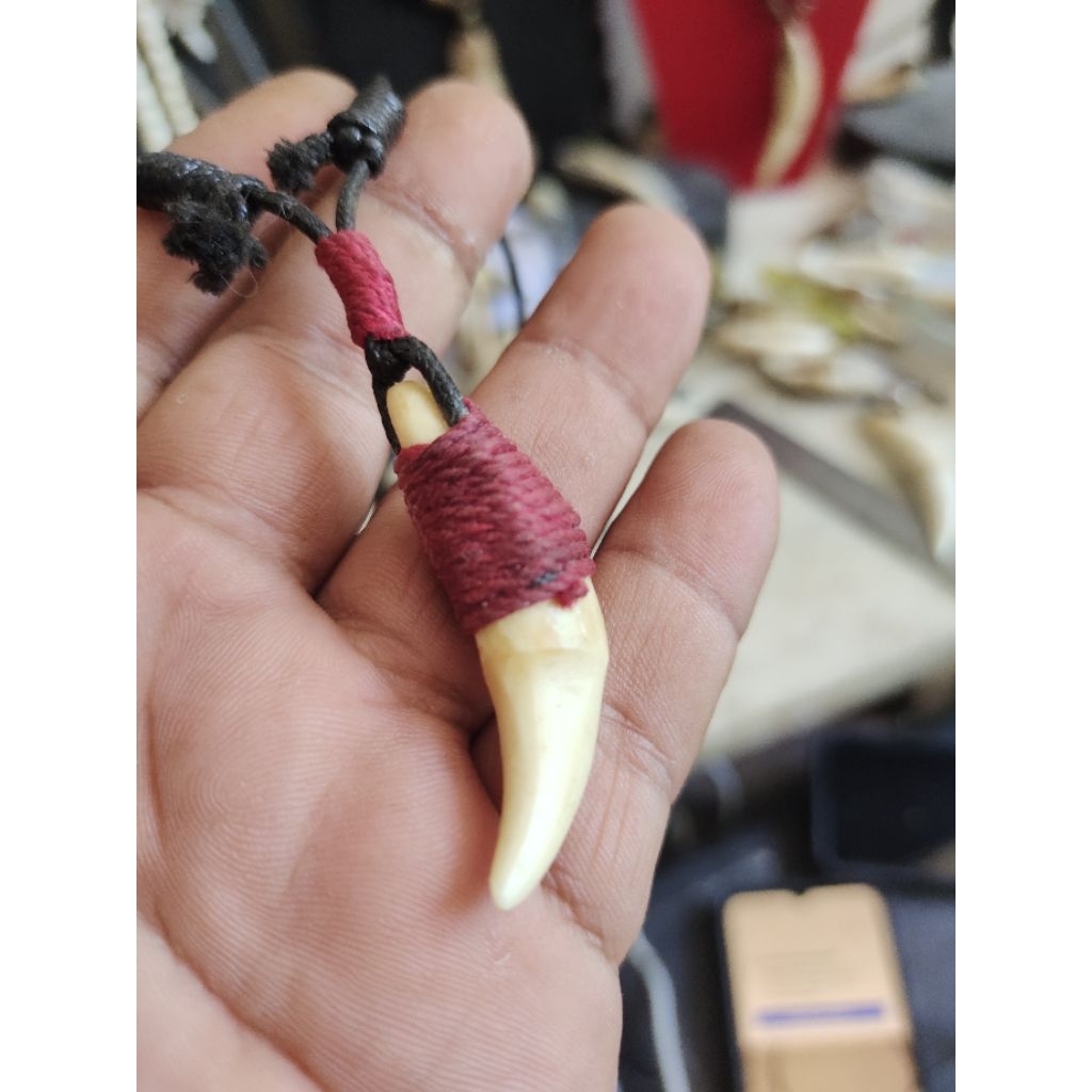 Kalung Kulit Hitam Liontin Tarcan