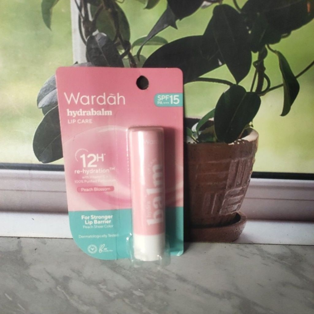 Wardah Hydrabalm Lip Care berwarna Peach Blossom.