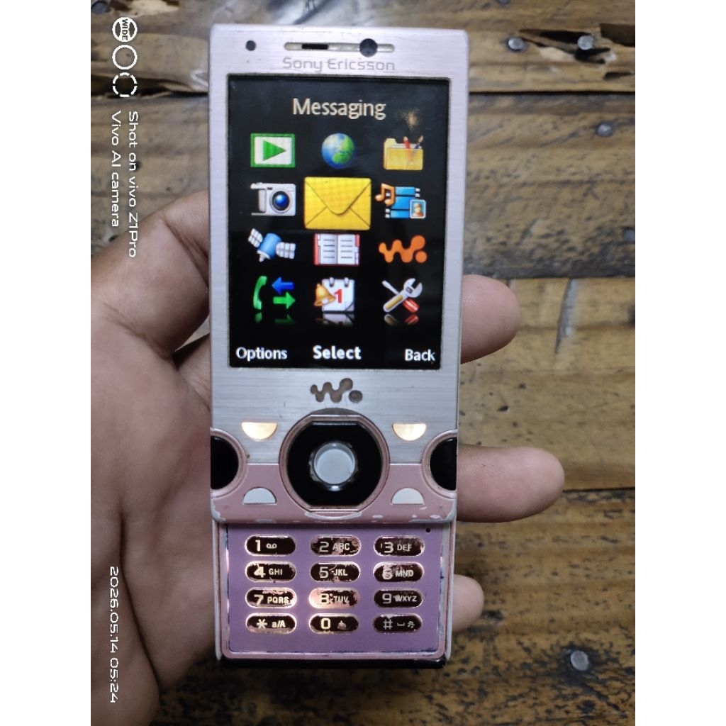Sony Ericsson W995