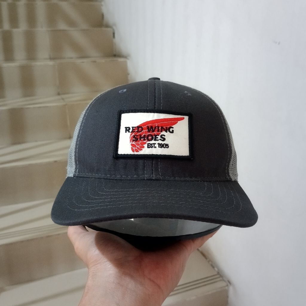 TOPI TRUCKER. JARING. RED WINGS SHOES