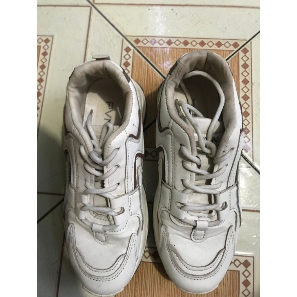 Preloved Sepatu Pvn Olahraga Putih