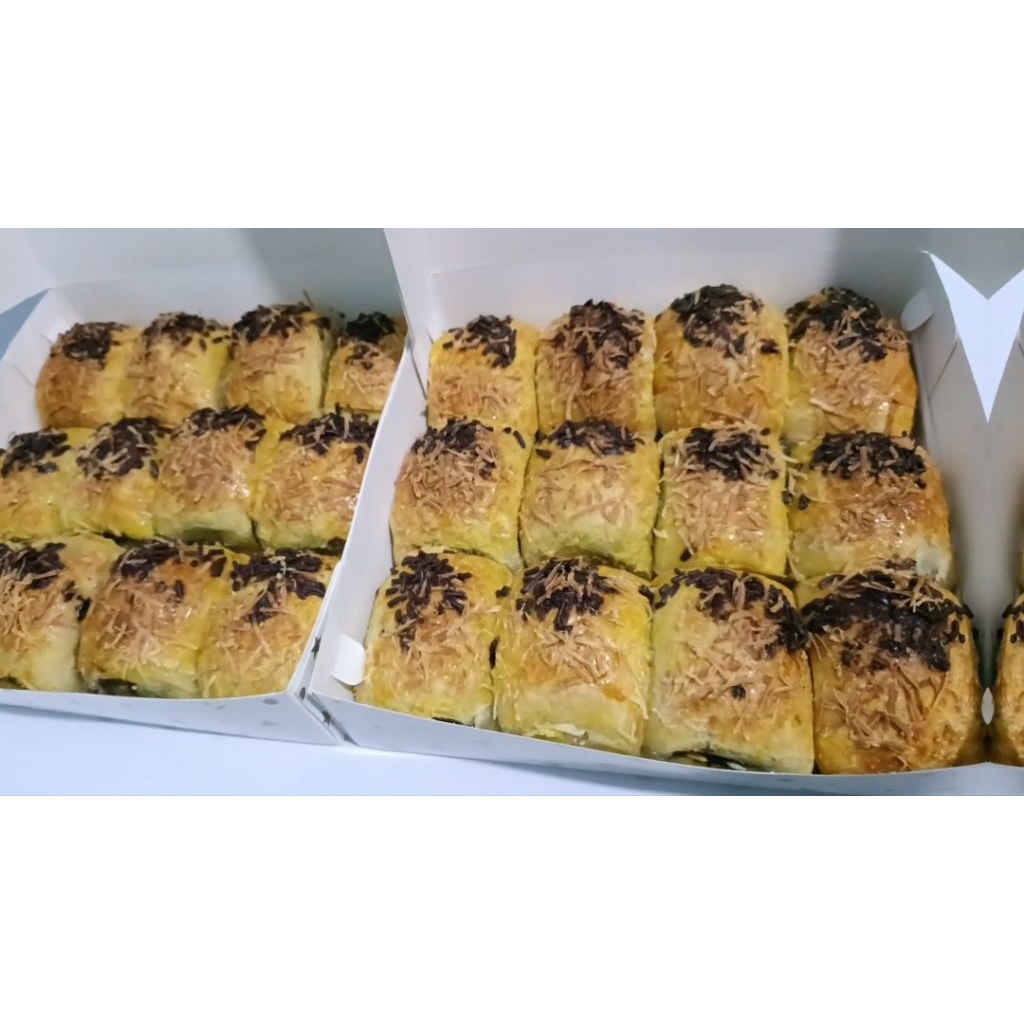 BOLEN PISANG COKLAT KEJU PREMIUM 12 PCS PER BOX .