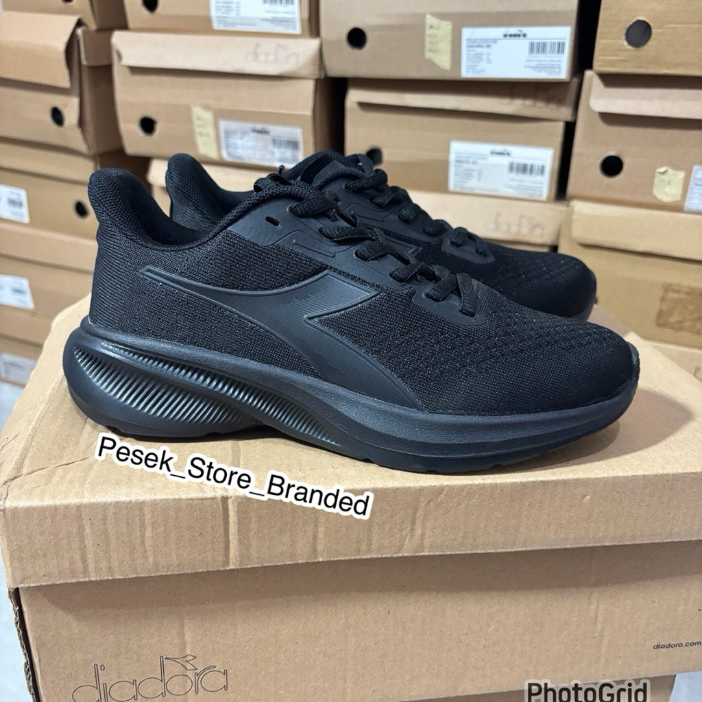 Sepatu Diadora Noja Original Full Hitam size 36 saja