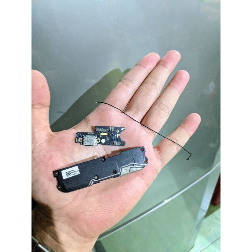 papan casPcb ORI copotan Poco f1Semua fungsi normal,ORI copotan.note : sebelum dikirim barang sudah 