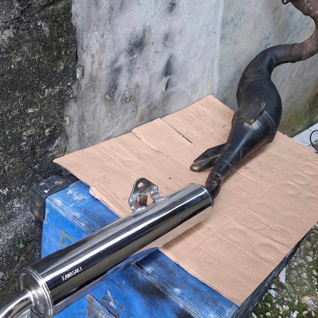 Knalpot ori ninja r lama ninja kis cylincer ori bekas sesuai foto (bagian perut sudah bobok)
