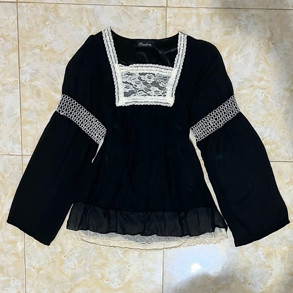 Black laced victorian vintage top| gothic vampire dark coquette milkmaid batwing 2000s y2k shoujo mo