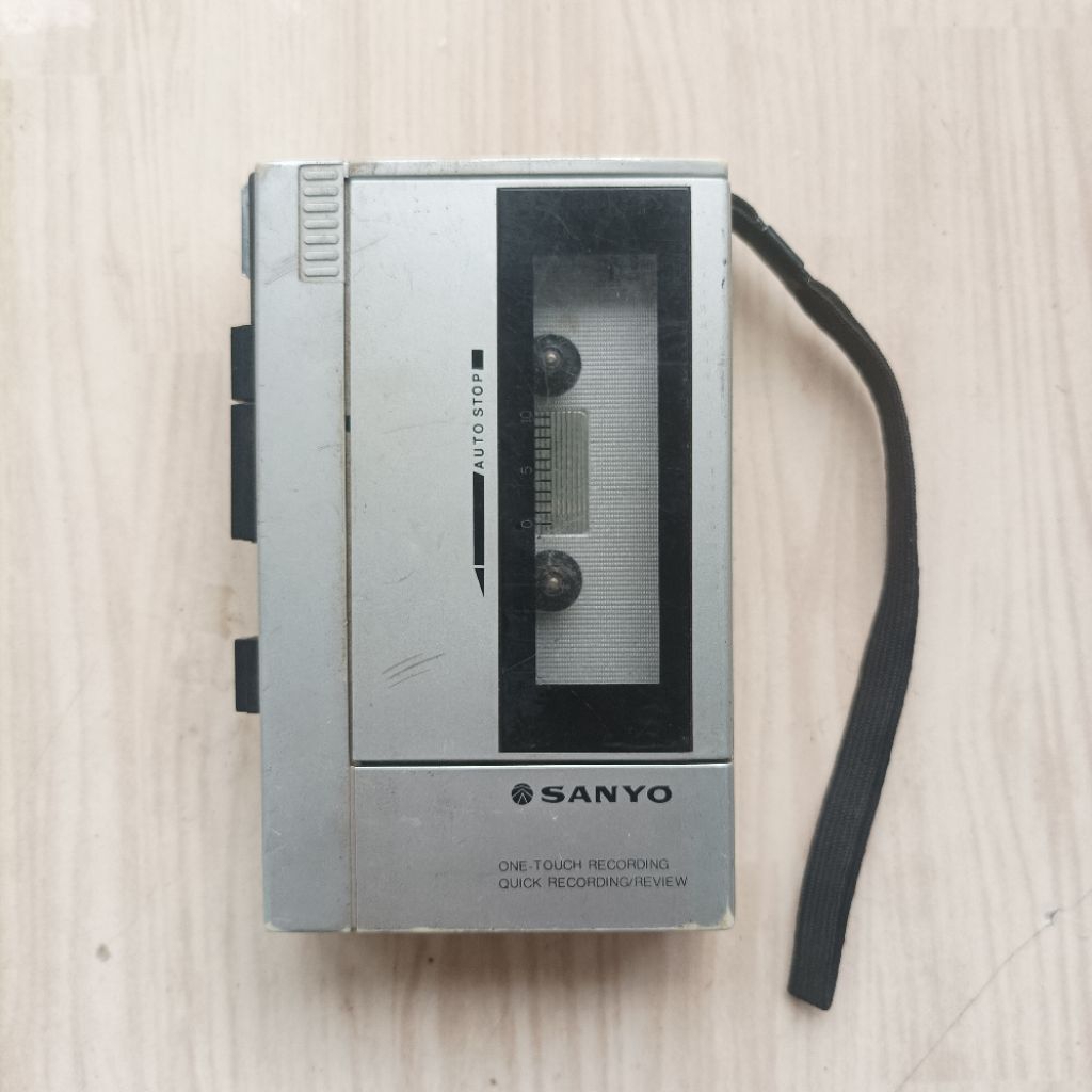 Vintage Rare Original Sanyo M1010 Walkman Radio Cassette Tape Player