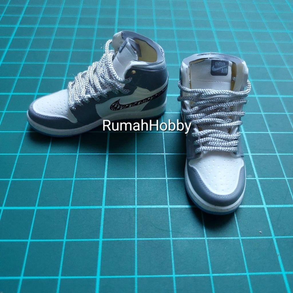 1/6 Sepatu Sneakers AJ1 x Dior Miniature