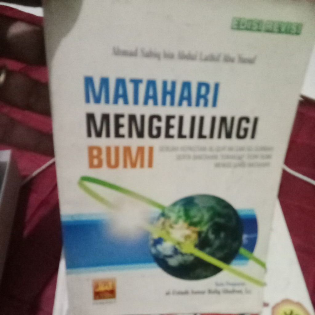 buku Matahari mengelilingi Bumi