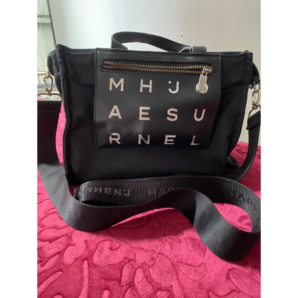 Preloved tas selempang medium MARHENJ warna hitam