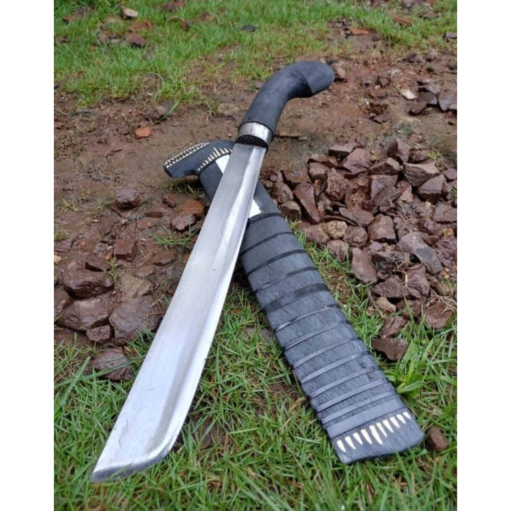 Golok sorenan baja per tebang pohon khas Banten kerja kebun tajam dengan gagang hitam dan sarung pel