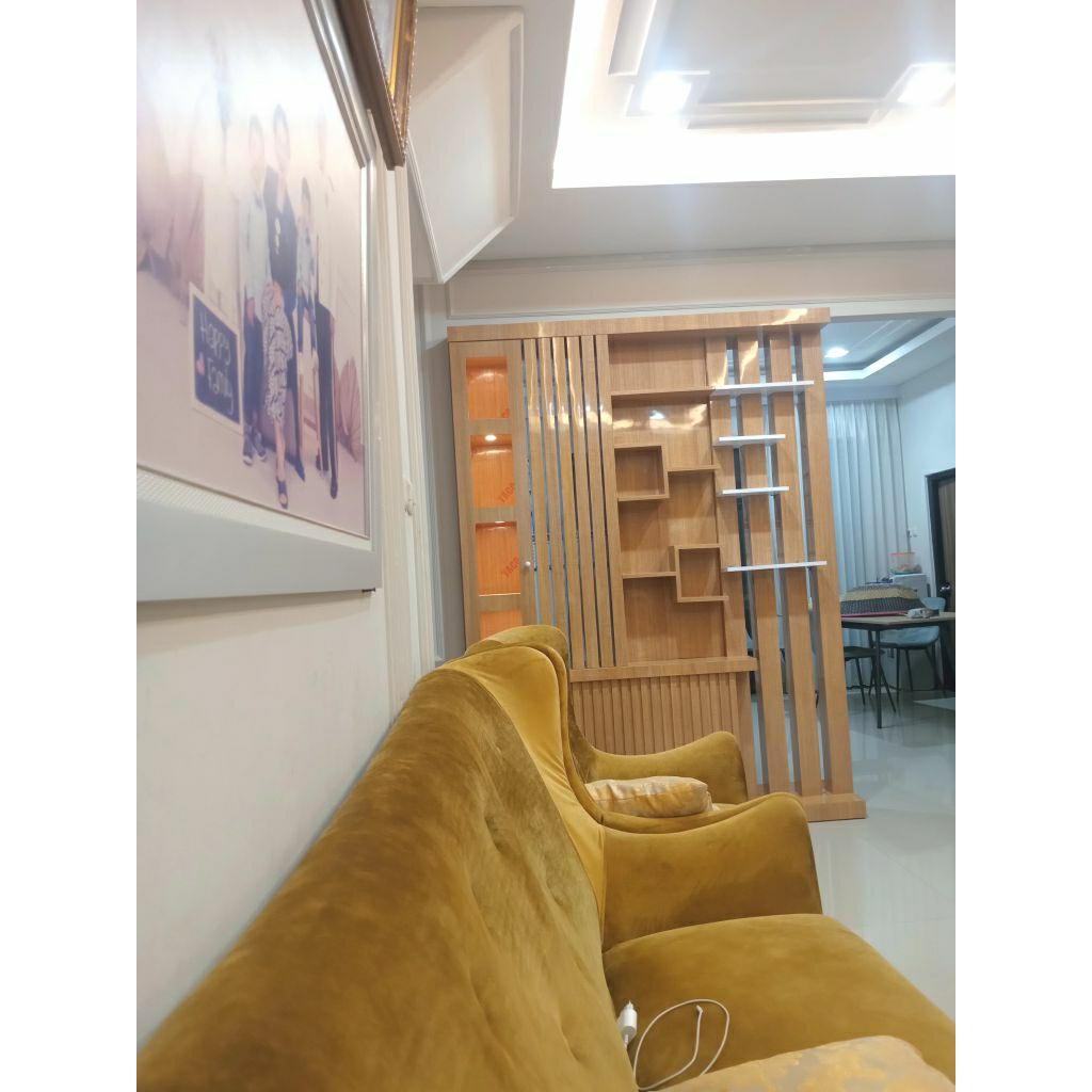 Partisi / penyekat ruangan minimalis modern.