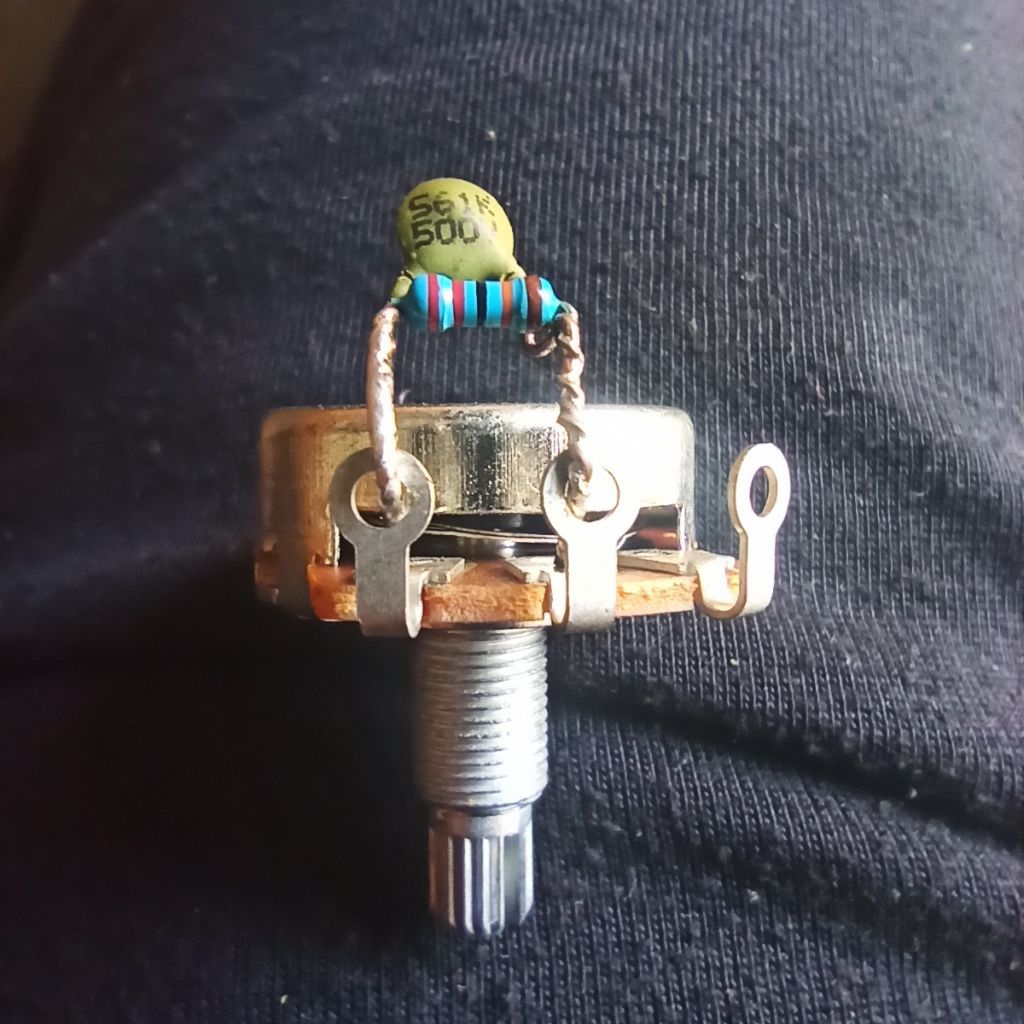 Capacitor / Kapasitor Treble Bleed Flat Tone untuk volume Gitar Elektrik (1pcs)