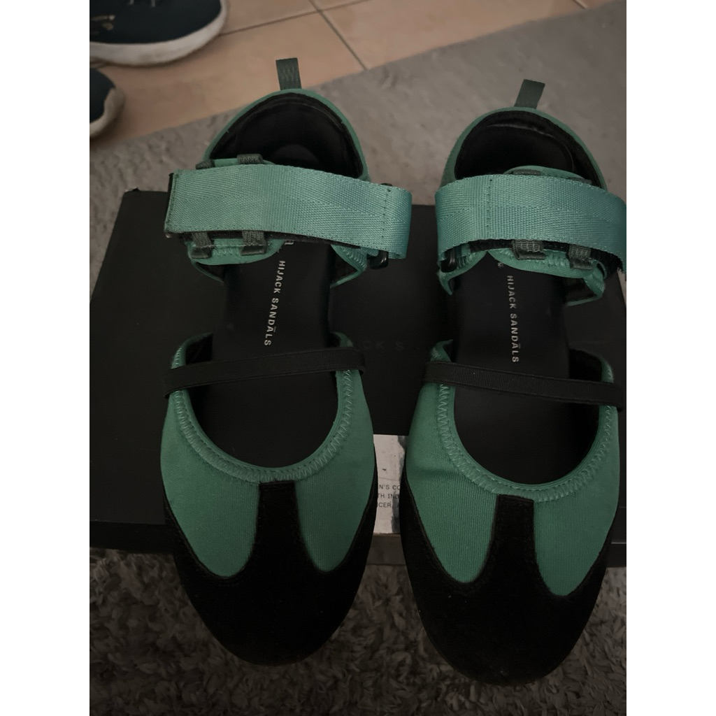 preloved sepatu hijack twyla