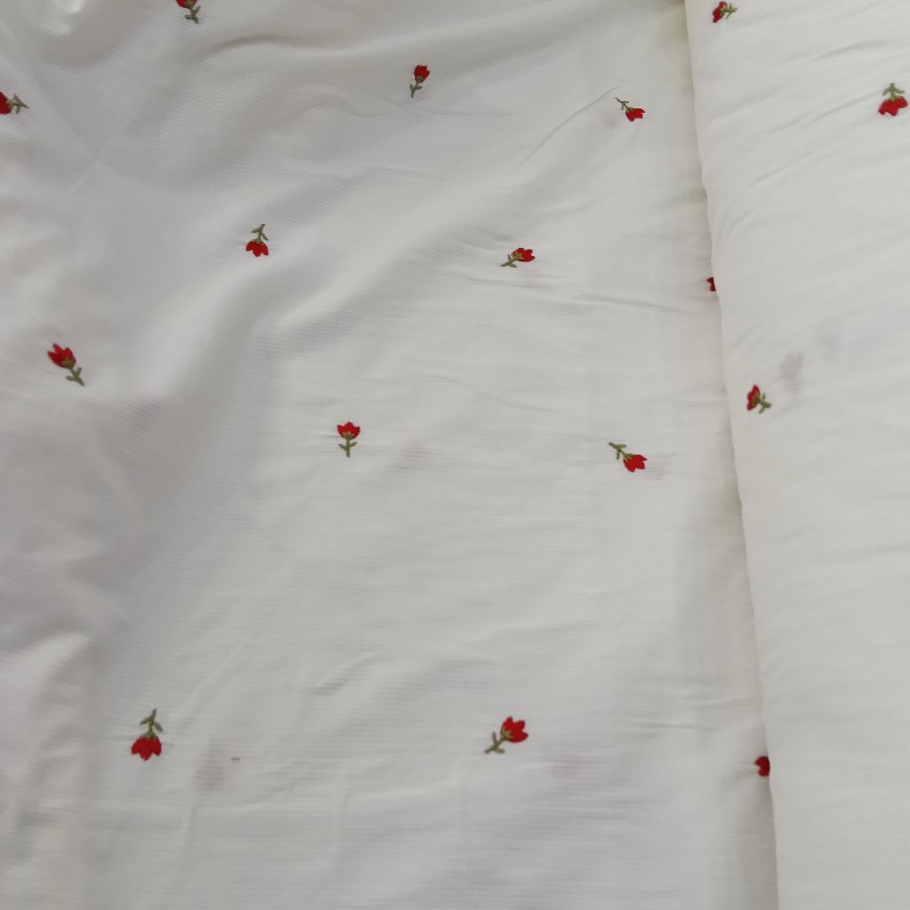 KAIN KATUN SALUR BORDIR MOTIF BUNGA TABUR MERAH WARNA DASAR KAIN SALUR PUTIH SENADA