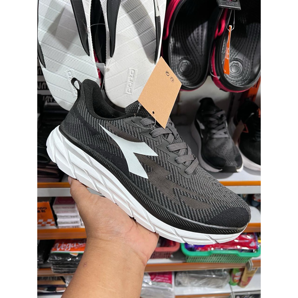DIADORA HITAM PUTIH PRIA