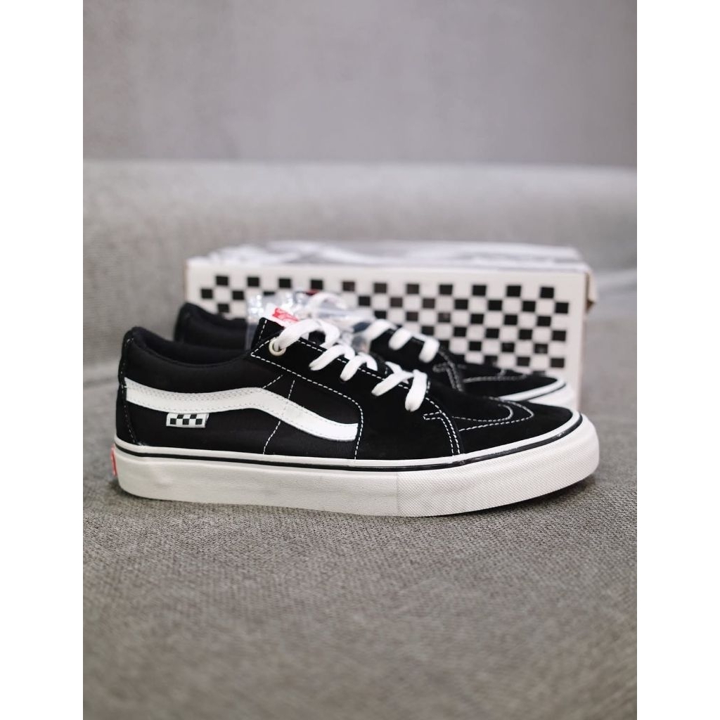 SK8 SKATE BW
