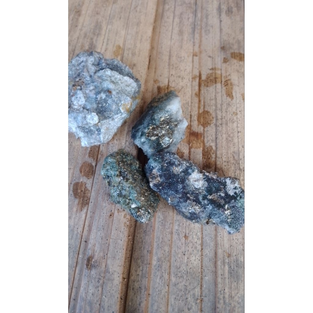 batuan/kuarsa/pirit/hitam