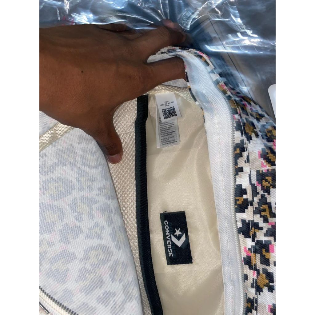 tas converse leopard