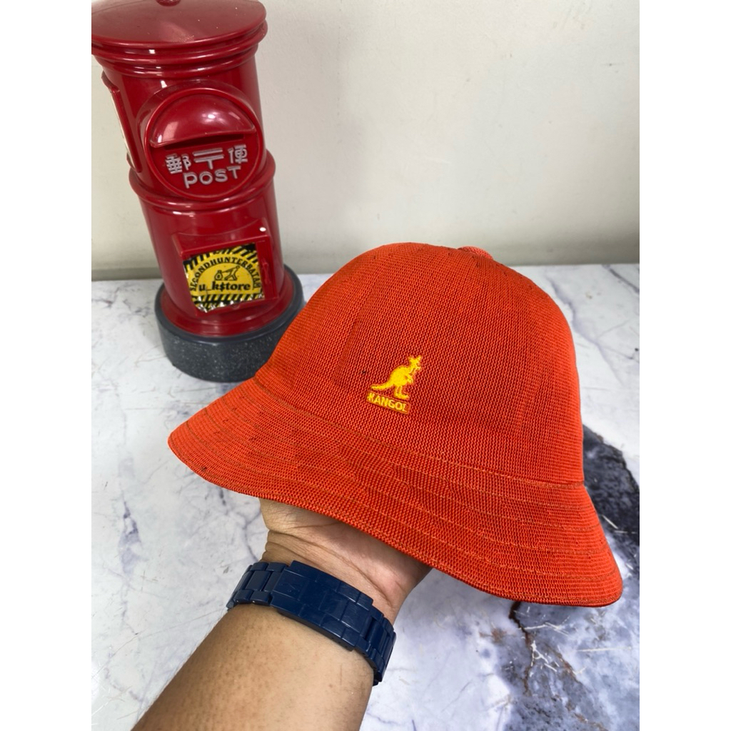 topi kangol oren