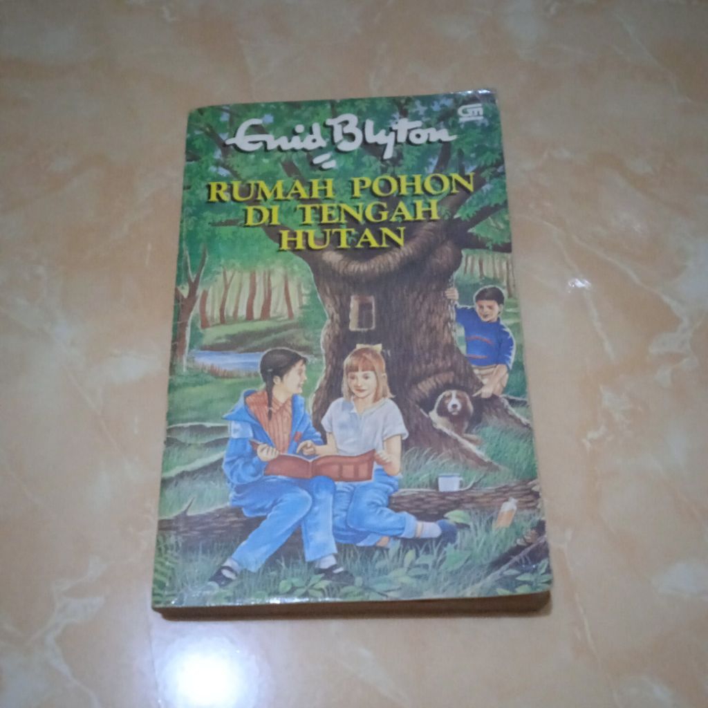 Buku Rumah Pohon di Tengah Hutan by Enid Blyton