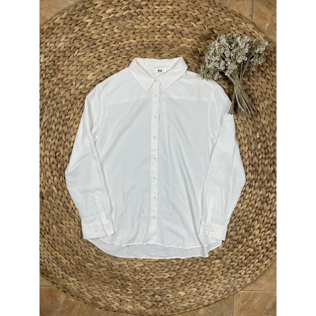 kemeja uniqlo putih