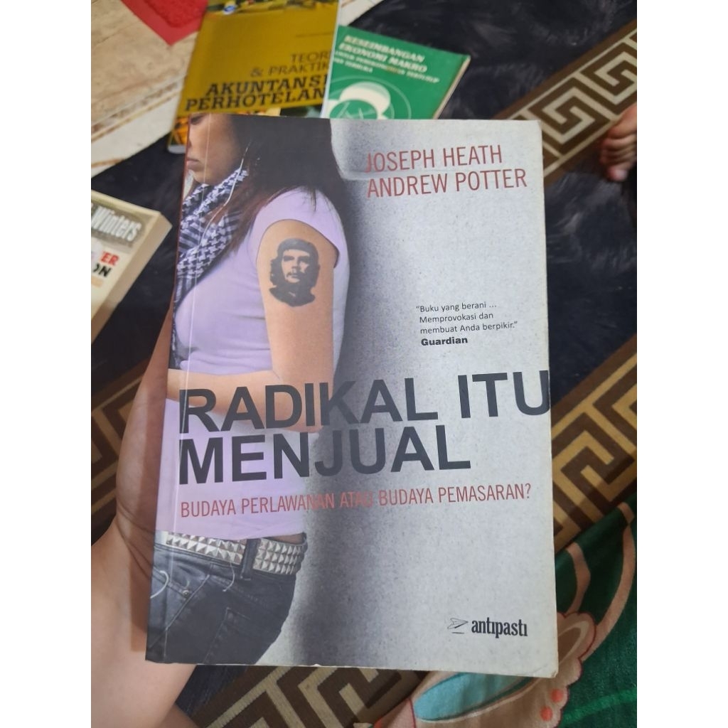 buku radikal itu menjual budaya perlawanan atau budaya pemasaran? Joseph heath