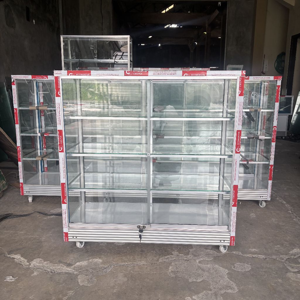 etalase toko ukuran panjang 1m tebal kaca 5mm dengan roda hidup dan kunci pintu