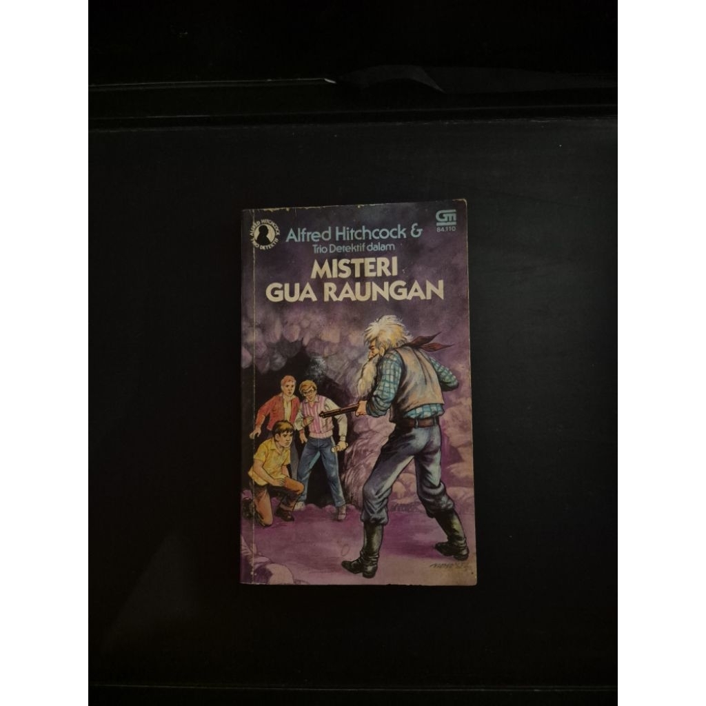 Novel vintage Alfred Hitchcock & trio detektif dalam..