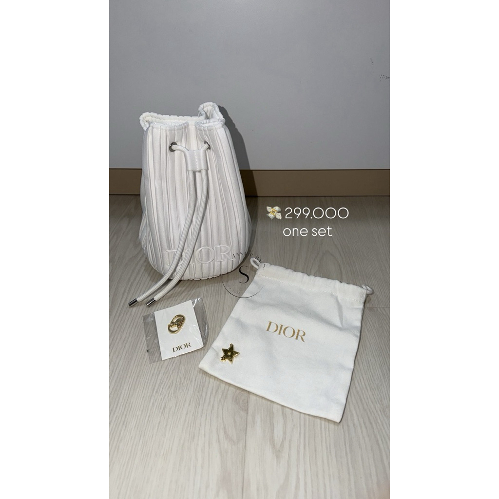 Set Bucket Bag Pleated Putih Dustbag Kanvas Brooch Gold Premium Branded Gift Set Eksklusif