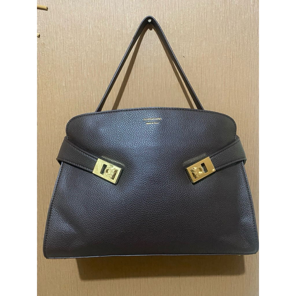 FERRAGAMO HUG BAG MEDIUM