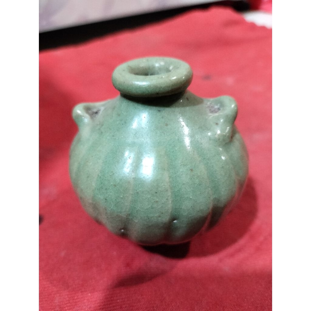Guci antik china keramik hijau celadon.Buli buli temuan