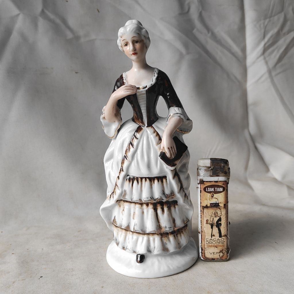Pajangan Vintage Patung Wanita Keramik Victorian