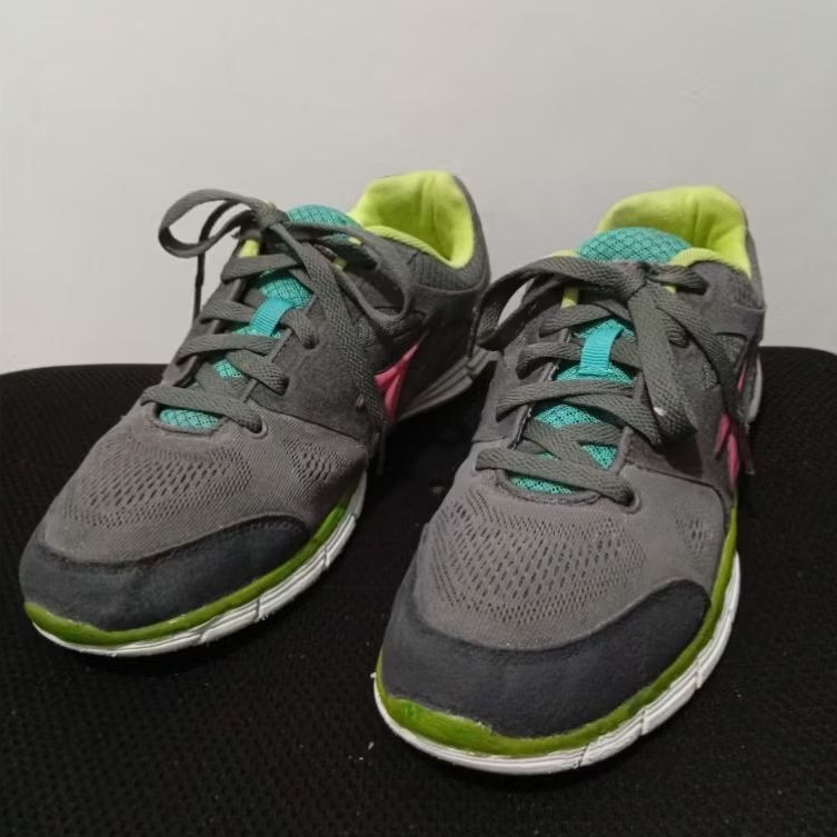 Sepatu lari wanita preloved branded ori