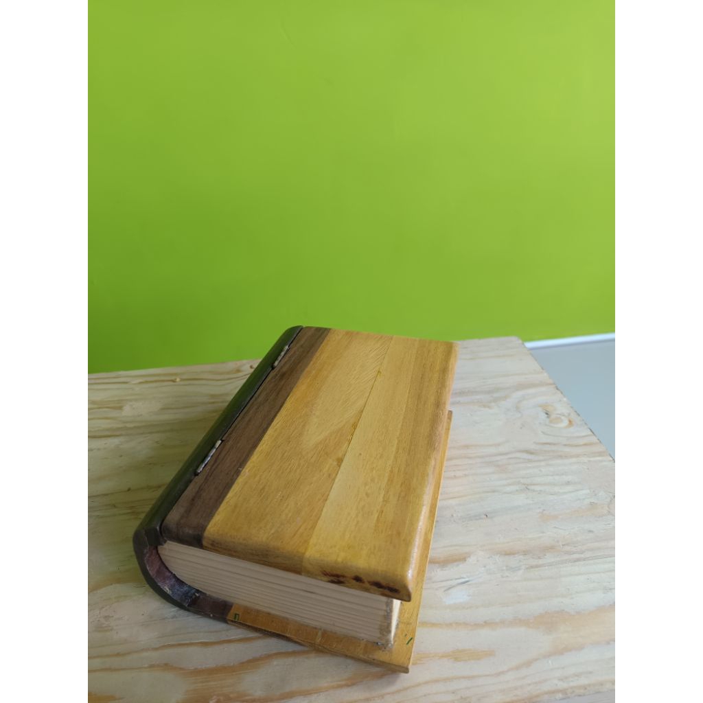 Kotak kayu model buku