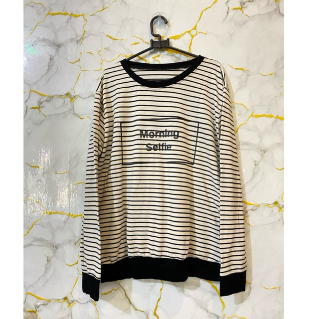 Crewneck Salur Hitam - Putih