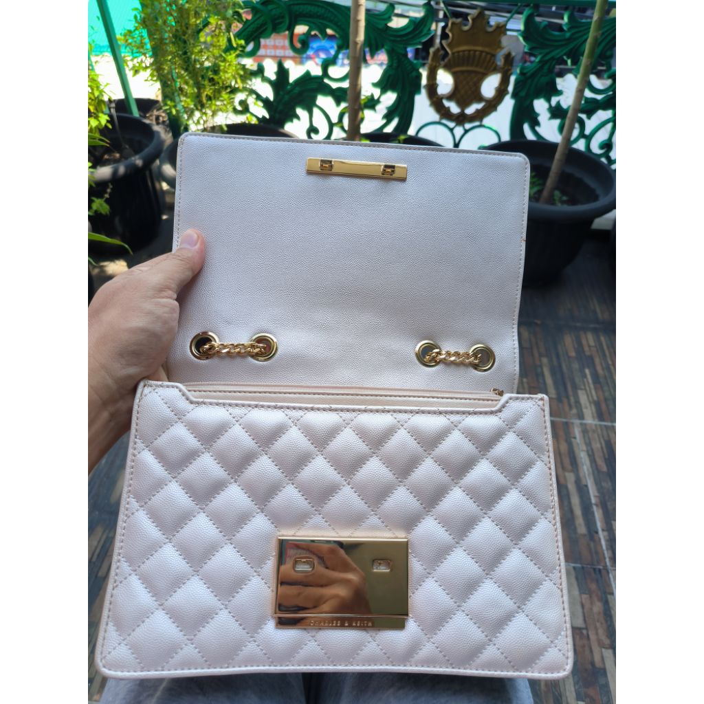 Tas slempang charles & keith putih tali gold preloved