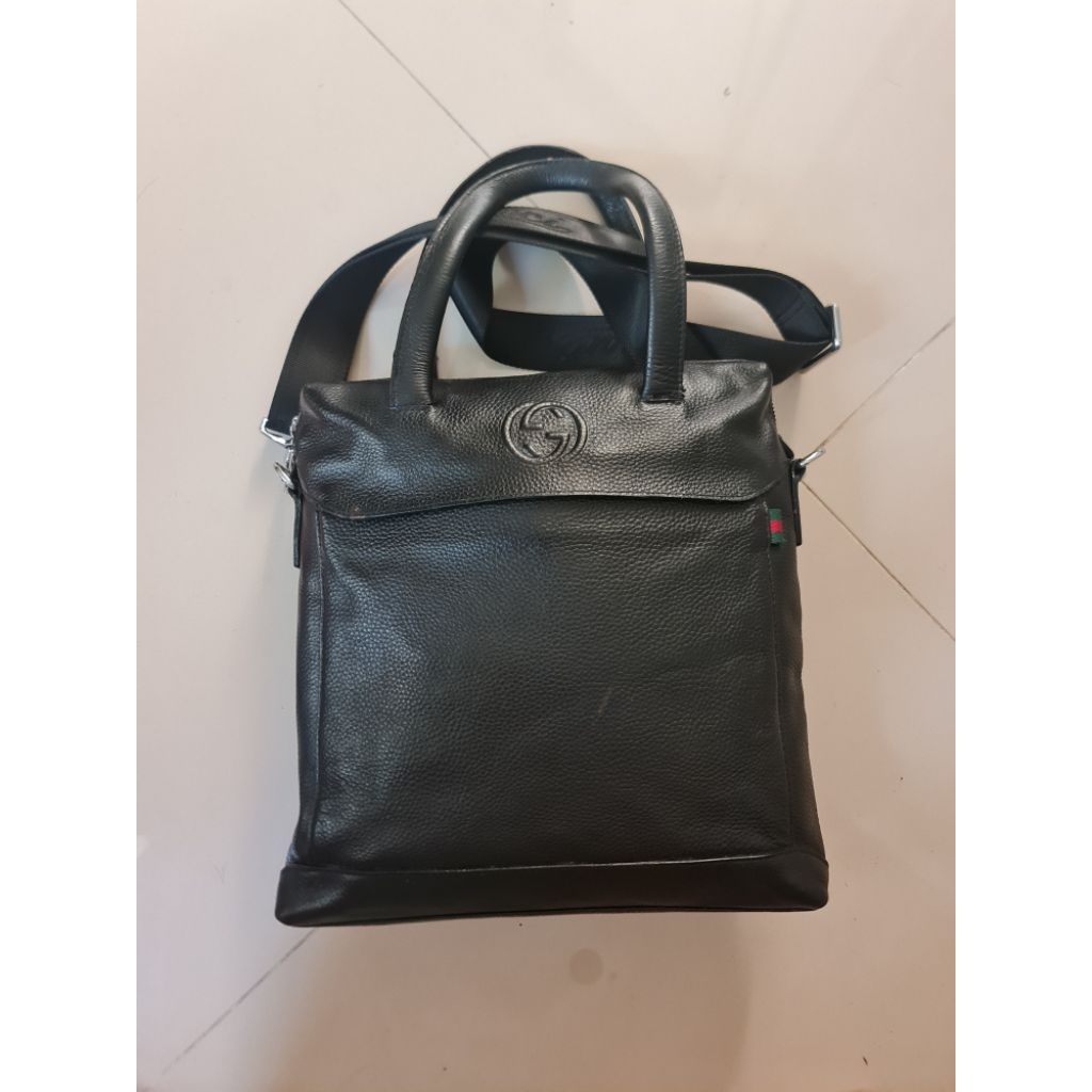 221. Sling Tote Bag Men Pria Gucci Black Preloved / Mantan / Bekas / Second Size : 29cm x 6cm × 32cm