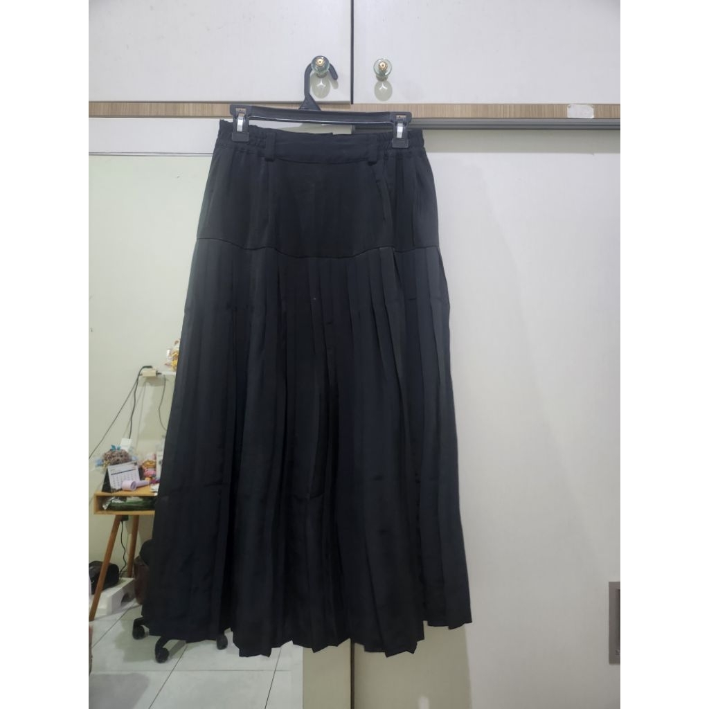 C4 rok bawahan panjang lipit hitam