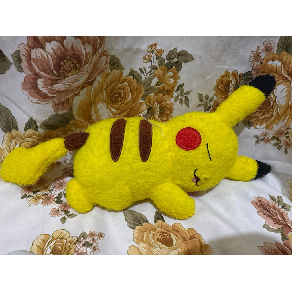 Boneka Pikachu tidur