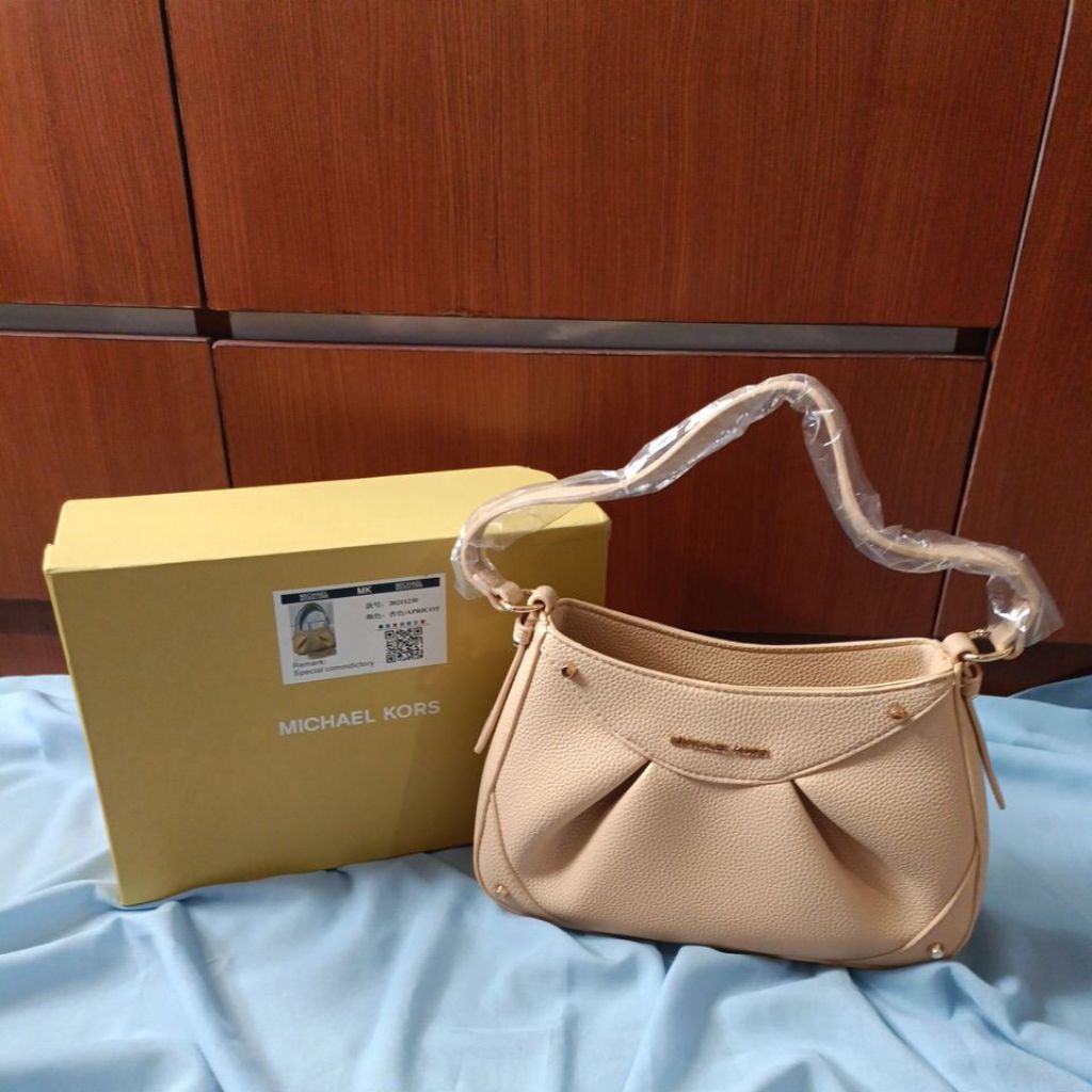 New Slingbag ala MK warna Apricot
