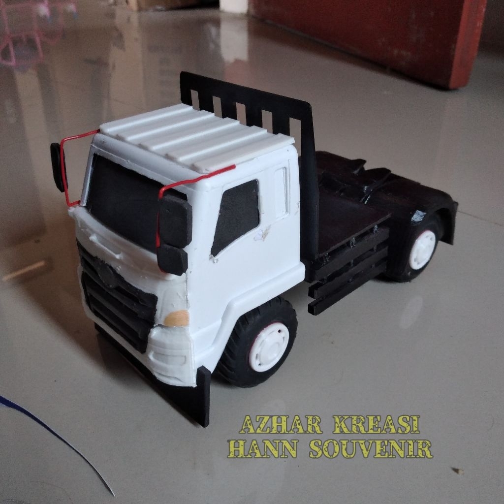 miniatur truk head trailer model hino 500