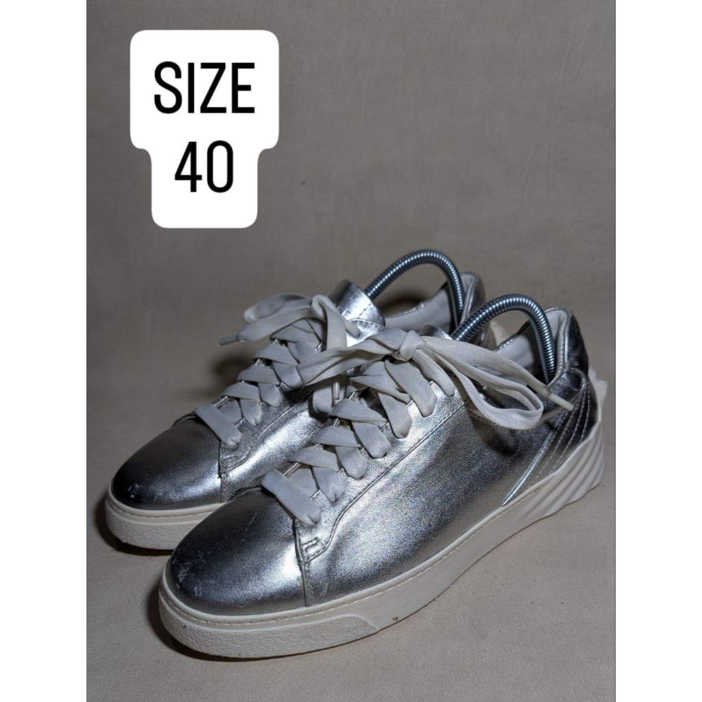 SEPATU PRELOVED VERSACE SILVER BACK MEDUSA SNEAKERS SIZE 40