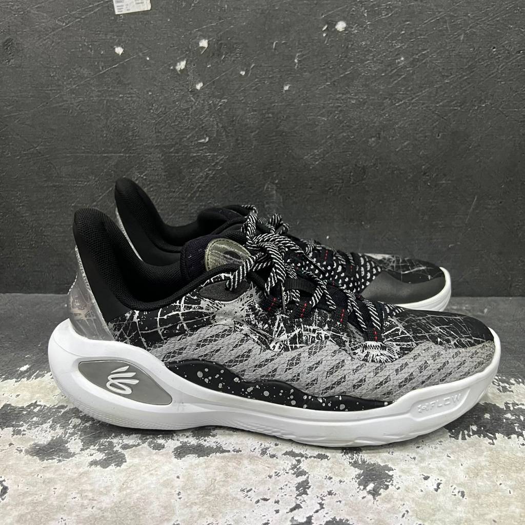 Hitam-Abu-Abu (Curry 11)