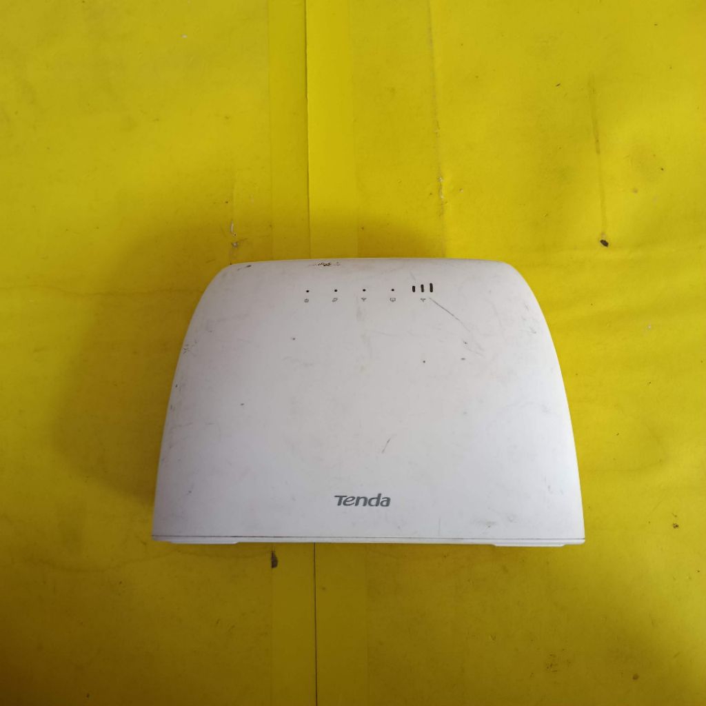 Tenda 4G03 N300 Wi-Fi 4G LTE Router Putih